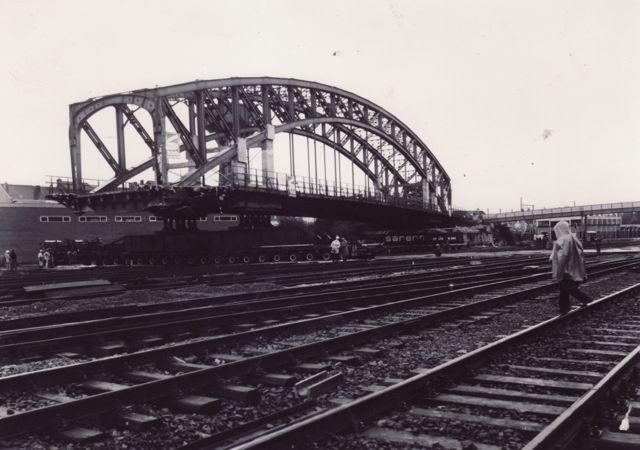 We moesten wel spoorlopen in die tijd want ze waren de brug nog aan het zetten.